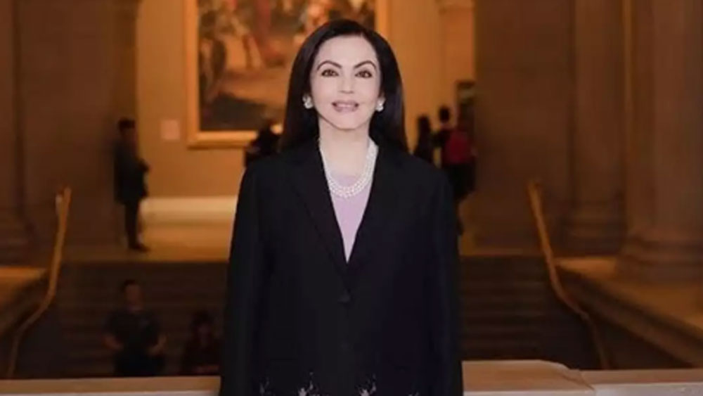 তবে শুধুমাত্র স্নাতক নীতার বিশ্ববিদ্যালয়ে শিক্ষিকা হওয়ার খবরে বিতর্কও শুরু হয়েছে। নীতা কোন যোগ্যতায় বিশ্ববিদ্যালয়ে পড়ানোর ডাক পেলেন, তা নিয়েই বিতর্ক।