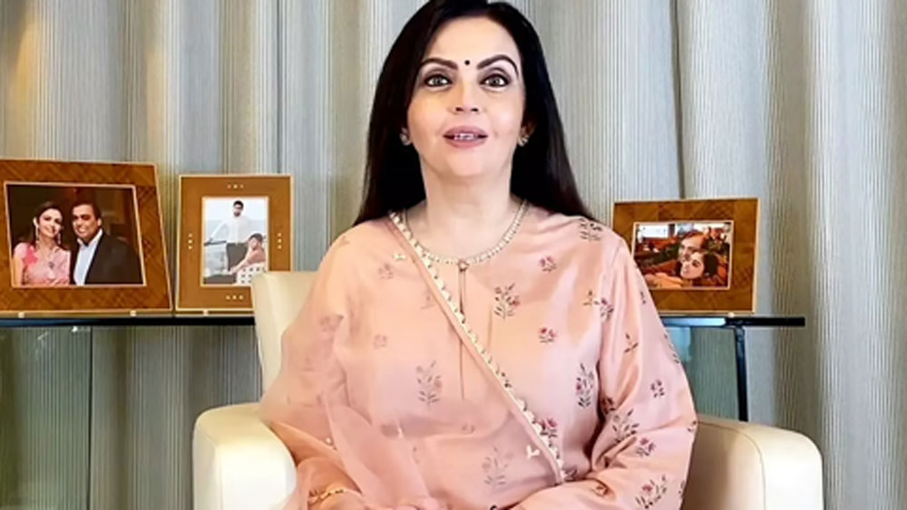 ওই বিশ্ববিদ্যালয় নীতাকে অতিথি শিক্ষিকা হিসাবে আমন্ত্রণ জানিয়েছে। মাঝে মধ্যে গিয়ে পড়ুয়াদের ক্লাস নিতে হবে তাঁকে।