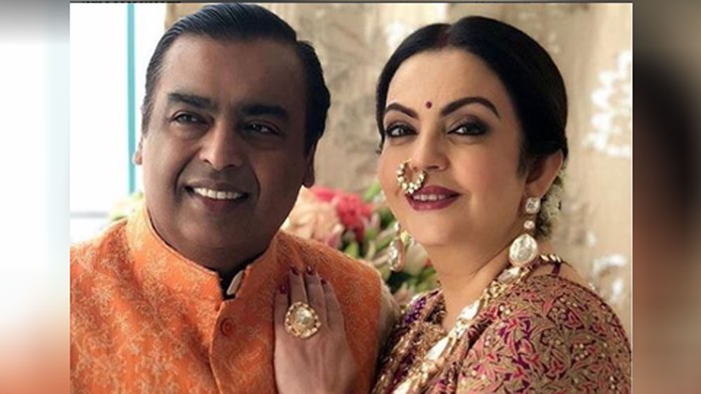 আইপিএল ক্রিকেট দল মুম্বই ইন্ডিয়ানস-এর মালকিনও তিনি। ফুটবল স্পোর্টস ডেভেলপমেন্ট লিমিটেড (এফএসডিএল)-এর চেয়ারপার্সনও তিনি। আইএসএল সংগঠিত করে এফএসডিএল। এবং আন্তর্জাতিক অলিম্পিক কমিটির প্রথম ভারতীয় মহিলা সদস্য তিনি।