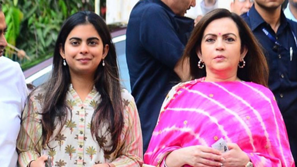 মুকেশ অম্বানীর স্ত্রী নীতা মুম্বই বিশ্ববিদ্যালয় থেকে বাণিজ্য বিভাগে স্নাতক। ২০১৪ সালে তিনি রিলায়্যান্স-এর এগজিকিউটিভ ডিরেক্টর হন।