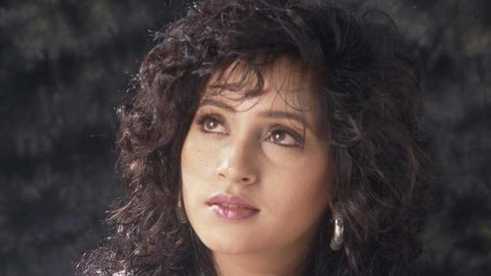 অশ্বিনীর জন্ম ১৯৭২ সালের ৭ মে। রুপারেল কলেজ থেকে দর্শনে স্নাতক হন তিনি। এর পর থিয়েটার করতে শুরু করেন। সুযোগ পান টেলিভিশনে। ‘অন্তরীক্ষ’ ধারাবাহিকে তাঁর কাজ নজর কেড়ে নেয়।