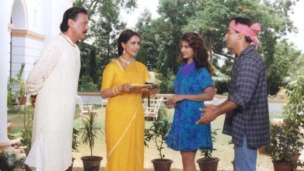 প্রথম ছবিতে ঋষি কপূরে বিপরীতে রোমান্টিক নায়িকা। তার দু’বছরের মধ্যে বয়সে বড় নায়কদের মায়ের ভূমিকায় অভিনয়। এই ওঠানামা অশ্বিনীর কেরিয়ারকে কার্যত কিছুটা পিছিয়েই দেয়। এর পর থেকে তাঁর কাছে সুযোগে কিছুটা ভাটা পড়ে।