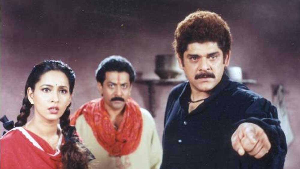 ইন্ডাস্ট্রিতে সে সময় কিছুটা দোলাচল দেখা দিয়েছিল। অপরাধ জগতের ছায়া প্রকাশ্যেই দীর্ঘ হয়ে ওঠে ইন্ডাস্ট্রির উপরে। ফলে আরও কিছু নবাগত নায়ক নায়িকার মতো অশ্বিনীরও কিছু ছবি দিনের আলোর মুখ দেখেনি। কিছু ছবিতে সই করার পরেও তার কাজ শুরু হয়নি।