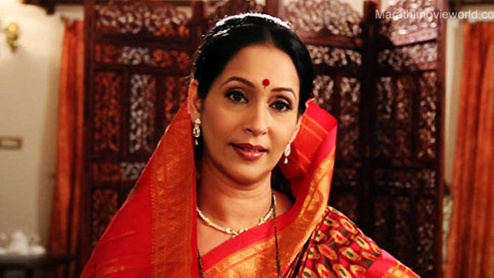 ২০০৭ সালে অশ্বিনী বলিউডে ফিরে আসেন প্রযোজক হয়ে। প্রযোজনার পাশাপাশি তিনি অভিনয়ও করেন মরাঠি ছবি ‘কদাচিৎ’-এ। কিন্তু এই ছবি সুবিধা করতে পারেনি বক্স অফিসে।