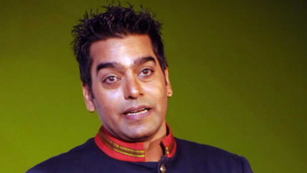 মধ্যপ্রদেশের গডরওয়ারা শহরে তাঁর জন্ম ১৯৬৭ সালের ১০ নভেম্বর। জন্মগত নাম আশুতোষ নীখরা। পরে অভিনয়জীবনে এসে তিনি নামের সঙ্গে ‘রানা’ যোগ করেন।