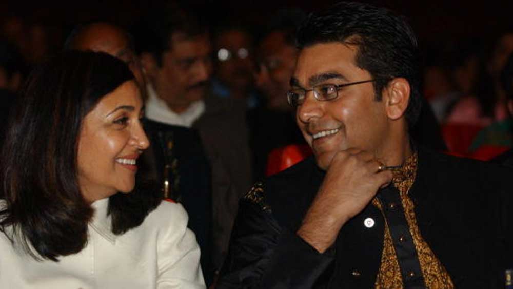 কলেজজীবনে পৌঁছে আশুতোষ পৌঁছে গেলেন নেতৃত্বের জায়গায়। ছাত্রমহলে তাঁর জনপ্রিয়তা এতটাই বেড়ে গিয়েছিল, রাজনীতিতে যোগ দিয়ে নেতা হওয়ার প্রস্তাব এসেছিল তাঁর কাছে। প্রথম দিকে তিনি কিছুটা আগ্রহীও হয়েছিলেন।