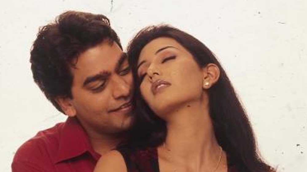 ছাত্রনেতা হওয়ার জন্য কার্যত প্রস্তুতই ছিলেন আশুতোষ। কিন্তু দাদাজি তাঁকে নিরস্ত করেন। নেতা নয়, বরং তিনি পরামর্শ দেন অভিনেতা হতে। তাঁর কথাতেই ন্যাশনাল স্কুল অব ড্রামায় ভর্তি হন আশুতোষ।