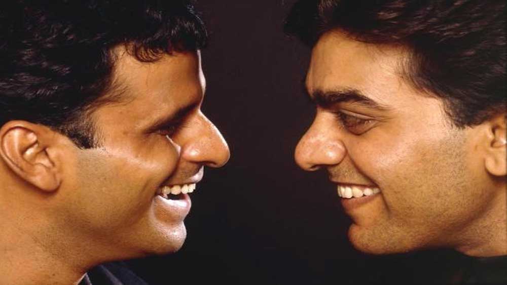 ভর্তি হতে সমস্যা হয়নি। কিন্তু আশুতোষ বিপাকে পড়লেন পরে। বুঝলেন, গ্রামের জনপ্রিয়তা তিনি এখানে সহজে পাবেন না। সেখানে পড়ুয়াদের মধ্যে একাধিক গোষ্ঠী ছিল। তাঁর সহপাঠীদের মধ্যে ছিলেন মুকেশ তিওয়ারি, কুমুদ মিশ্র, যশপাল শর্মা। নওয়াজুদ্দিন সিদ্দিকি ছিলেন জুনিয়র।