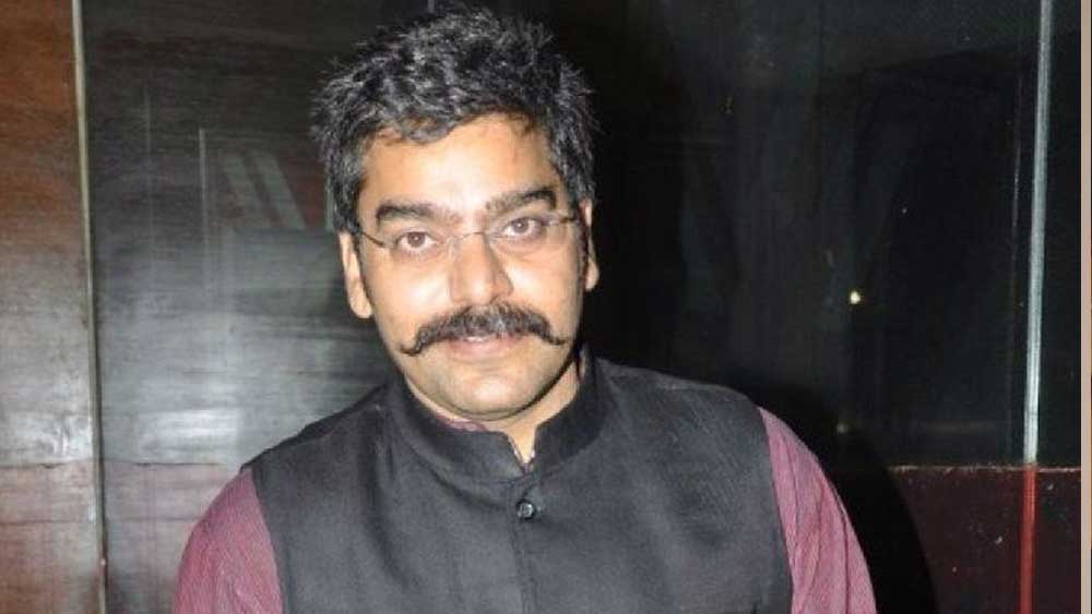 এনএসডি কর্তৃপক্ষ তাঁকে আর সুযোগ দিতে রাজি ছিলেন না। অনেক বার আর্জি জানানোর পরে অবশেষে তাঁকে ৬ মাস সময় দিতে রাজি হয় এনএসডি। এর পর নিজেকে উজাড় করে দেন আশুতোষ। তার ফলও পেয়েছিলেন। কোর্স শেষে দেখা যায় তিনি সহপাঠীদের থেকে অনেক এগিয়ে।