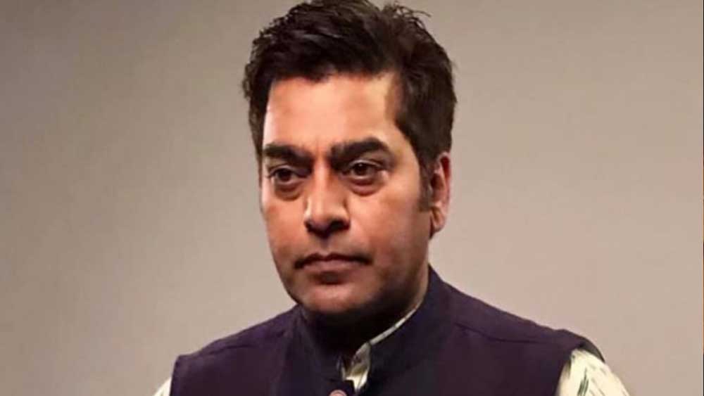 কিন্তু এনএসডি-তে প্রথম ১ বছর কার্যত বাতাসে মিলিয়ে য়ায়। সে সময় আশুতোষ নতুন জীবনে, নতুন পাঠ্যক্রমে মনই বসাতে পারছিলেন না। বছরের শেষে দেখা যায়, ফলাফলের তালিকায় সবথেকে নীচে তাঁর অবস্থান।