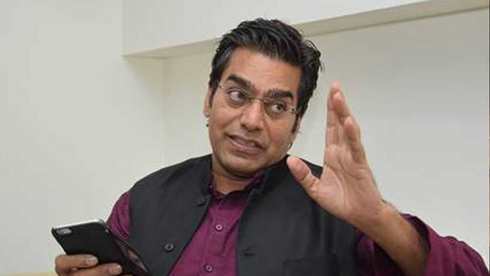 এনএসডি পর্ব শেষ হওয়ার পরেও আশুতোষ আবার দাদাজির পরামর্শ নেন। প্রবীণের কথাতেই তিনি মুম্বই পাড়ি দিয়ে মহেশ ভট্টের সঙ্গে যোগাযোগের চেষ্টা করেন। দাদাজি বলেছিলেন, আশুতোষের প্রথম কাজের নাম ‘এস’ বা ‘স’ দিয়ে শুরু হলে ভাল।