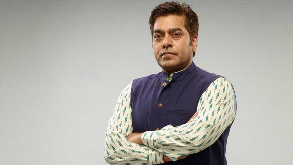 তিনি মহেশকে বলেন, গুরুজনদের পা ছুঁয়ে প্রণাম করে শ্রদ্ধা জানানো তাঁর শৈশবের শিক্ষা। সেই ঐতিহ্য তিনি ছাড়তে পারবেন না। তাঁর এই কথায় মুগ্ধ হয়ে গিয়েছিলেন মহেশ ভট্ট।