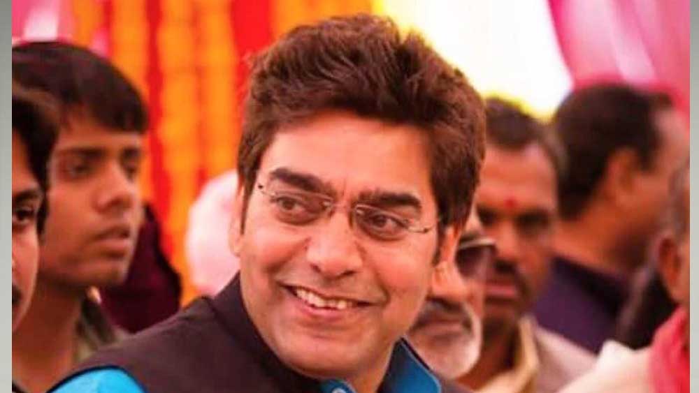 সে সময় মহেশ ‘স্বাভিমান’ ধারাবাহিকের কাজ করছিলেন। ধারাবাহিকে ‘ত্যাগী’-র চরিত্রে সুযোগ পান আশুতোষ। প্রথমে দু’টি পর্বে অভিনয় করার কথা ছিল। সেখান থেকে ১২০টি পর্বে অভিনয় করেন আশুতোষ।