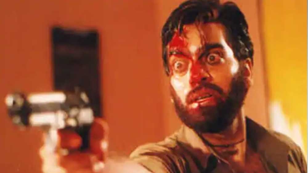 ছবিতে সঞ্জয় দত্ত, কাজলকে ছাপিয়ে নজর কেড়ে নিলেন আশুতোষ রানা। খলনায়ক পোস্টমাস্টার গোকুল পণ্ডিতের চরিত্রে বাজিমাত করলেন তিনি। বলিউডের নৃশংস খলনায়কের মধ্যে স্মরণীয় হয়ে আছে ‘গোকুল পণ্ডিত’।