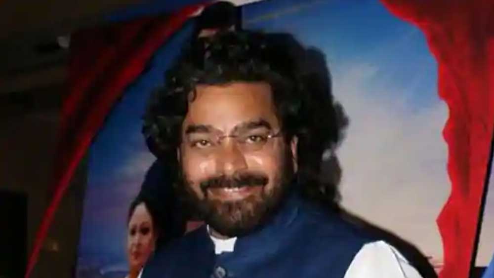 বাধ্য হয়ে আশুতোষ দক্ষিণী ইন্ডাস্ট্রিতে অভিনয় শুরু করেন। সেখানেও তাঁর অভিনয় উঠে আসে প্রথম সারিতে। সে সময় তিনি ঠিক করেছিলেন এ বার হিন্দি ছবিতে বেছে বেছে অভিনয় করবেন। শুধু অর্থের জন্য অভিনয় করবেন না।