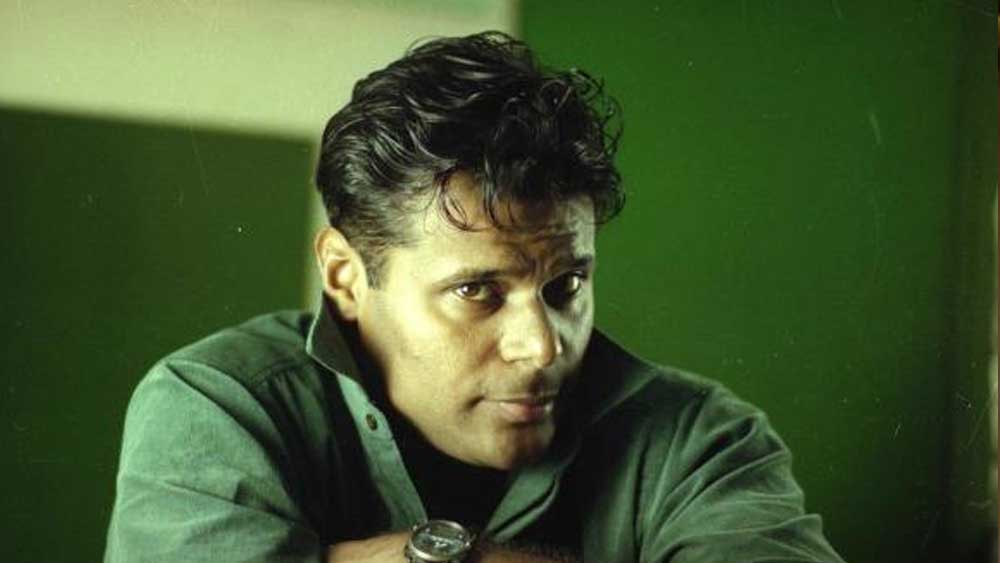 বাবা মায়ের একমাত্র সন্তান আশিসের শৈশব ছিল নিঃসঙ্গ। স্কুলে কোনও দিনই পড়াশোনায় মন বসত না। ভাল লাগত অভিনয়-সহ শিল্পের অন্যান্য ধারা। মাঝে মাঝে মায়ের সঙ্গে কত্থক নাচেও পা মেলাতেন তিনি। কলেজে পৌঁছে অভিনয়ের নেশা চেপে বসল মনে।