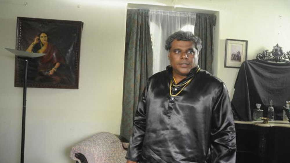 ইতিহাসের ছাত্র আশিসের শৈশবের নিঃসঙ্গতা দূর হল কলেজজীবনে। মনোজ বাজপেয়ী এবং বিশাল ভরদ্বাজ ছিলেন আশিসের কলেজজীবনের বন্ধু। স্নাতক হওয়ার পরে ১৯৮৬ সালে আশিস ভর্তি হন ন্যাশনাল স্কুল অব ড্রামা বা এনএসডি-তে। এত দিন থিয়েটারের শখ ছিল। এনএসডি-তে গিয়ে বিশ্বের সিনেমার সঙ্গে পরিচয় হল তাঁর।