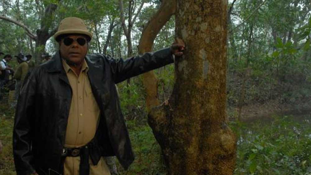 ১৯৯২ সালে কাজের খোঁজে দিল্লি থেকে মুম্বই চলে আসেন আশিস। সে সময় কাস্টিং ডিরেক্টরদের কাজ করার রীতি ছিল না। প্রত্যাশীদেরই ঘুরতে হত প্রযোজকদের দরজায় দরজায়। কিন্তু আশিসের কাজ পেতে সমস্যা হত। তাঁকে তির্যক মন্তব্য শুনতে হত গায়ের রং নিয়ে।