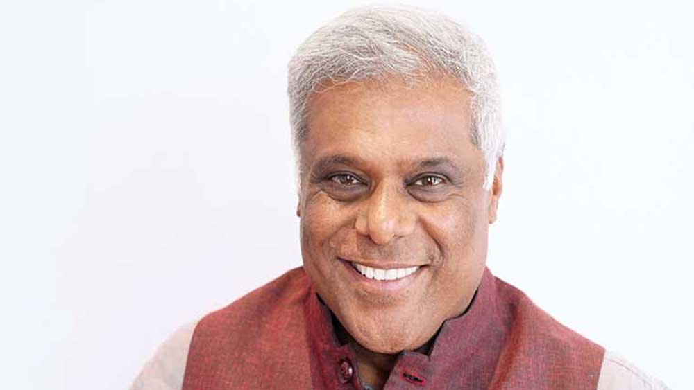 তবে এ সব অপমান তাঁর গা সওয়া হয়ে গিয়েছিল বহু দিনই। ছোট থেকেই তাঁকে নামের বদলে ‘কালু’, ‘জল্লাদ’-এর মতো সম্বোধনে ডাকা হত। পরেও তাঁকে শুনতে হল, পর্দায় তাঁর গায়ের রং ভাল লাগবে না। তবে এ সব অপমান আর গায়ে মাখতেন না আশিস। বরং, উপেক্ষা করতেন।