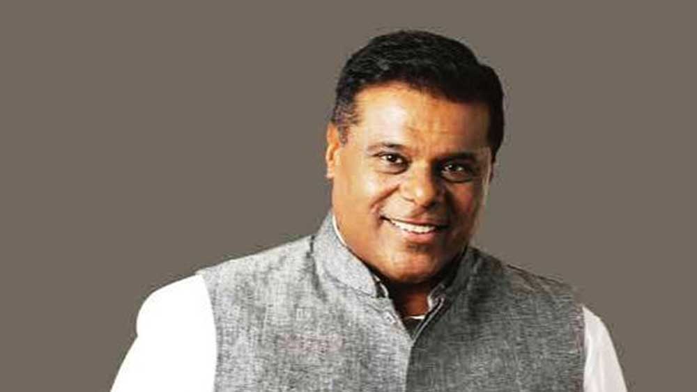 আশিসের প্রথম ছবিতে অভিনয় ১৯৮৬ সালে। কন্নড় ছবি ‘আনন্দ’-এ অভিনয় করেছিলেন তিনি। বলিউডে তাঁর প্রথম কাজ ছিল ‘কাল সন্ধ্যা’ ছবিতে। ১৯৯১ সালে কাজ শুরু হওয়ার পরে ছবিটি মুক্তি পেয়েছিল ১৯৯৭ সালে।