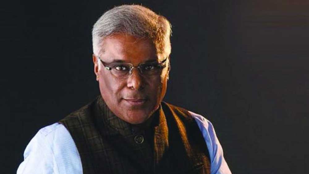 বলিউড তাঁকে সম্মান দিলেও আর্থিক দিক দিয়ে বেশ পিছিয়েই ছিলেন আশিস। দীর্ঘ দিন বলিউডে কাজ করার পরেও তিনি থাকতেন ভাড়াবাড়িতে। দক্ষিণের ইন্ডাস্ট্রিতে কাজ করার পরে সে সমস্যা কিছুটা হলেও দূর হল। তিনি নিজের বাড়ি করলেন মুম্বইয়ে। সেইসঙ্গে তাঁর বাবা মায়েরও বহু অপূর্ণ ইচ্ছে পূর্ণ করেছিলেন।