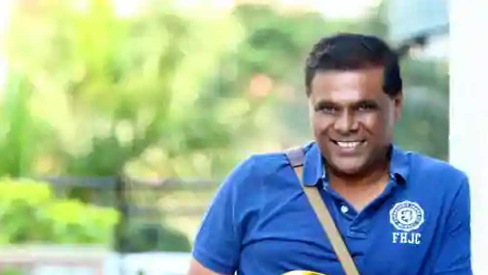 পর্দার ভয়ঙ্কর খলনায়ক আশিস বাস্তবে এক জন মোটিভেশনাল স্পিকার। তাঁর কথায় অনুপ্রেরণা খুঁজে পান শ্রোতারা। বিভিন্ন কর্পোরেট অফিসে তিনি যান বক্তা হিসেবে। পেশার এই শাখায় সুবক্তা হিসেবে আশিস জনপ্রিয়।