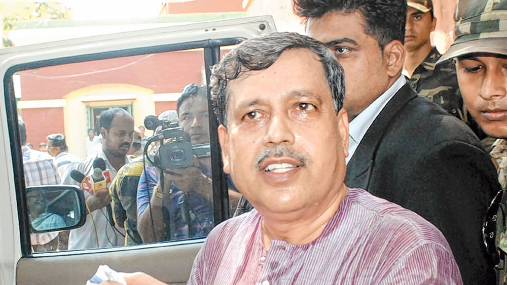 হলফনামায় সুশান্ত দাবি করেছেন, তাঁর হাতে নগদ রয়েছে ৫ হাজার টাকা। কোনও স্থানী আমানত, স্বল্পকালীন আমানত, এমনকি কোনও সেভিংস-ও নেই তাঁর।  ঋণও 