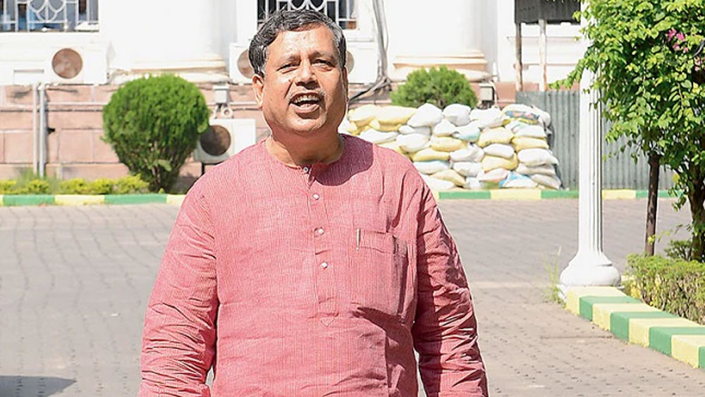 তবে সুশান্তর একটি পুরনো গাড়ি আছে। যার দাম ১ লক্ষ টাকা। অস্থাবর সম্পত্তির মধ্যে তাঁর ০.৪২ একরের একটি জমি আছে। যার বাজারদর ৪ লক্ষ ১০ হাজার টাকা। নিজের বাড়িও নেই।