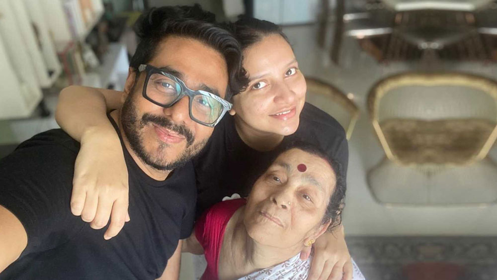 মা এবং স্ত্রীকে নিয়ে সুদিনের দিকে তাকিয়ে রাজ।