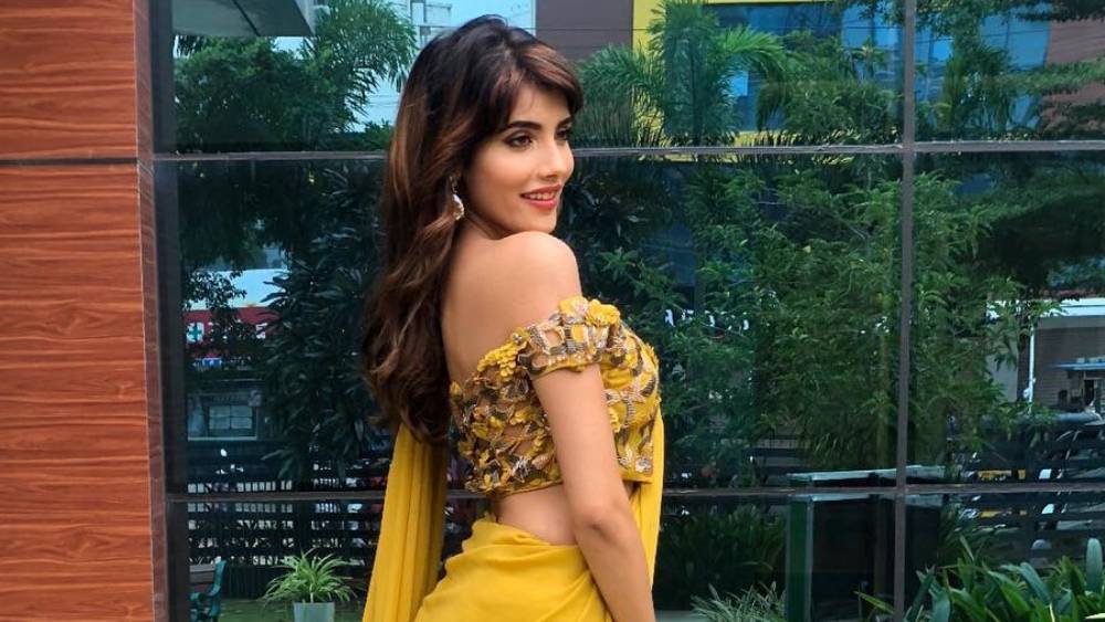 নেটমাধ্যমে শুভেচ্ছা বিনিময় হলেও অদিতি প্রকাশ্যে ঈশানের নাম স্বীকার করেন না। বরং বলেন, ‘বিশেষ কোনও বন্ধুর’ জন্যই মুম্বই ইন্ডিয়ান্সের ভক্তদের মধ্যে তাঁকে দেখা যায়।