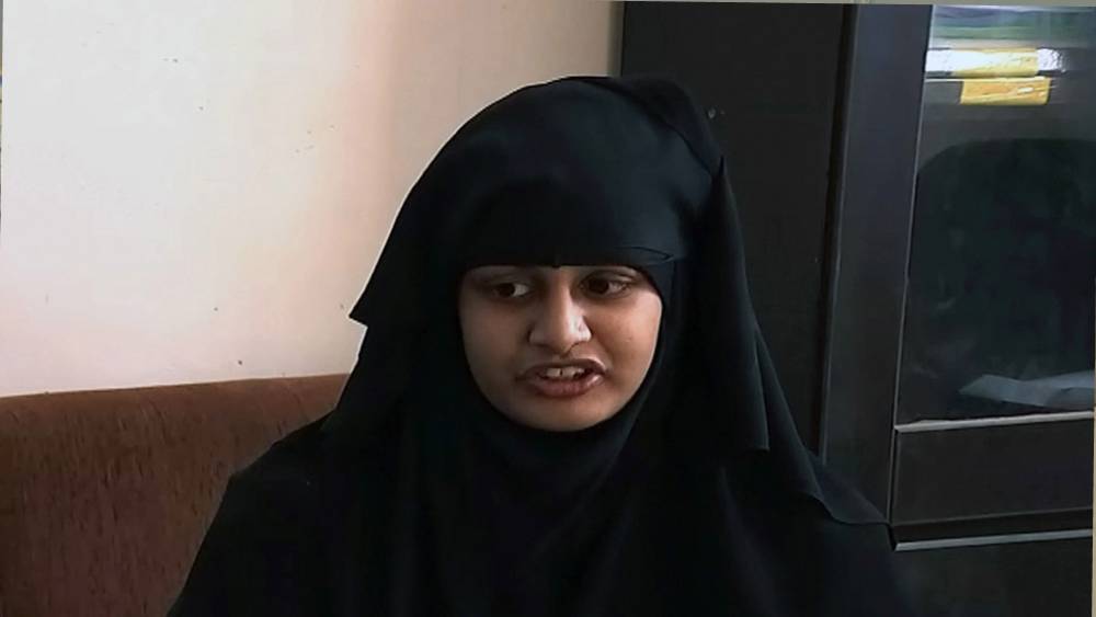 শামিমা এখন লন্ডনে ফিরে যেতে মরিয়া। পরিবর্তন এসেছে তাঁর আচার আচরণ এবং বেশবাসেও। অতীতে কট্টর শামিমার পরনে সবসময় থাকত কালো নিকাব। এখন সেই শামিমা ক্যামেরায় ধরা দিয়েছেন জিনস, টি শার্ট এবং কালো চশমায়।