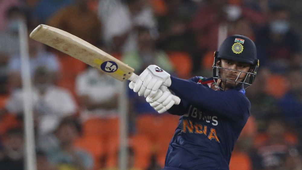 ঈশান কিষাণ: আইপিএল-এ ওপেনার হিসেবে বেশ ভালই ছন্দে ছিলেন। অভিষেক ম্যাচেও নেমেছিলেন ওপেনার হিসেবে। সেই ম্যাচে রান পেলেও পরের ম্যাচে ৩ নম্বরে নামতে হয়। ছন্দ হারানো রাহুলকে বিশ্রাম দিয়ে আরও একবার সুযোগ দেওয়া যেতেই পারে তরুণ ওপেনারকে।