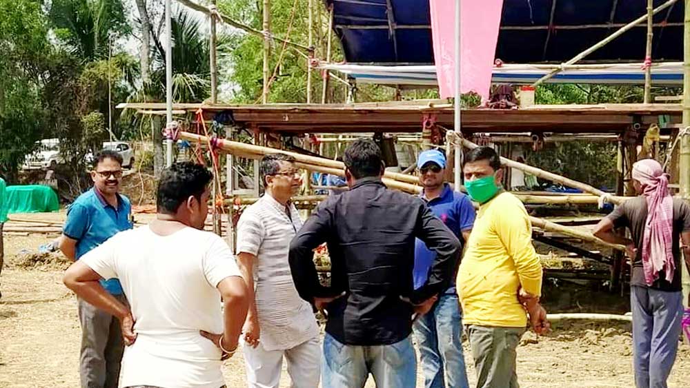 সভামঞ্চ তৈরি হচ্ছে। এগরার বাইঘাইতে। 
