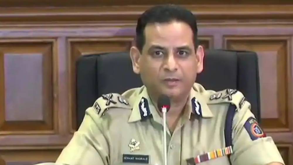 রত্নগিরি জেলার পুলিশ সুপার থাকার সময়ে এনরন তাপবিদ্যুৎ প্রকল্পের জন্য জমি অধিগ্রহণের ক্ষেত্রে তাঁর ভূমিকা ছিল প্রশংসনীয়। নয়ের দশকের শেষে তিনি সিবিআই আধিকারিক হিসেবেও কর্মদক্ষতার ছাপ রাখেন। পরবর্তীতে সিবিআই-এর ডিআইজি পদে তিনি কেতন পারেখ কাণ্ড, মাধোপুরা সমবায় ব্যাঙ্ক কাণ্ড, হর্ষদ মেহতা কাণ্ড-সহ একাধিক ঘটনায় তদন্ত প্রক্রিয়া সম্পূর্ণ করেন।