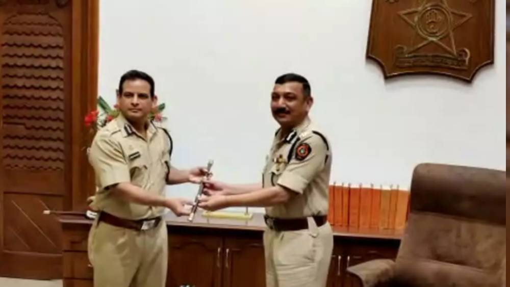 অতীতে মুম্বই পুলিশের যুগ্ম কমিশনার নগরালে কিছু দিনের জন্য মুম্বই পুলিশের অতিরিক্ত কমিশনার পদেও ছিলেন। সে সময় ‘রাস্তা রোকো’ আন্দোলন নিয়ন্ত্রণে তাঁর ভূমিকা প্রশংসিত হয়েছিল স্বরাষ্ট্র বিভাগে।