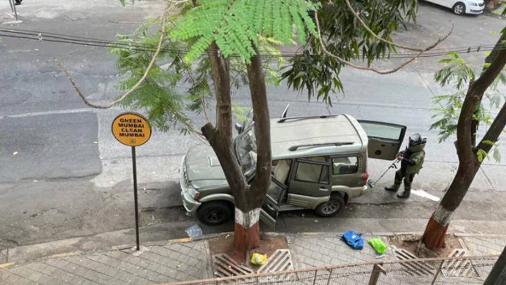 যদিও মুম্বইবাসীর একটি বড় অংশের অভিমত, অম্বানী-কাণ্ড নিয়ে রাজনৈতিক টানাপড়েনেরই মূল্য দিতে হল পরমবীরকে। তাঁকে হোমগার্ডের ডিজি পদে বদলি করা হয়েছে।