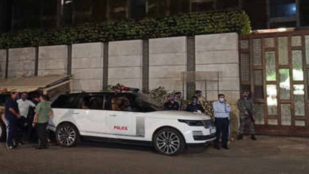 অভিযোগ, পরমবীরের নির্দেশেই অম্বানীর বাড়ির সামনে বোমাতঙ্কের ঘটনা ‘সাজিয়েছিলেন’ সচিন। মুম্বই পুলিশের ভাবমূর্তি উদ্ধার করতে সেই বৈঠকেই পরমবীরকে সরানোর সিদ্ধান্ত নেওয়া হয় বলে অনুমান।