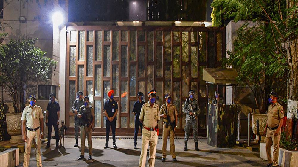 গত ২৫ ফেব্রুয়ারি মুকেশ অম্বানীর মুম্বইয়ের বাড়ি অ্যান্টিলার সামনে থেকে বিস্ফোরক ঠাসা একটি জলপাই রঙের গাড়ি উদ্ধার করে পুলিশ। তদন্তে জানা যায়, জানা যায়, ওই গাড়িটি মনসুখ হিরানি নামের এক গাড়ি ব্যবসায়ীর। আর তাঁর ওই গাড়িটি কিছু দিন আগেও ব্যবহার করেছেন মামলার তদন্তকারী অফিসার সচিন। ইতিমধ্যে মনসুখের দেহ উদ্ধার হয় মুম্বইয়ের একটি জলাশয় থেকে।