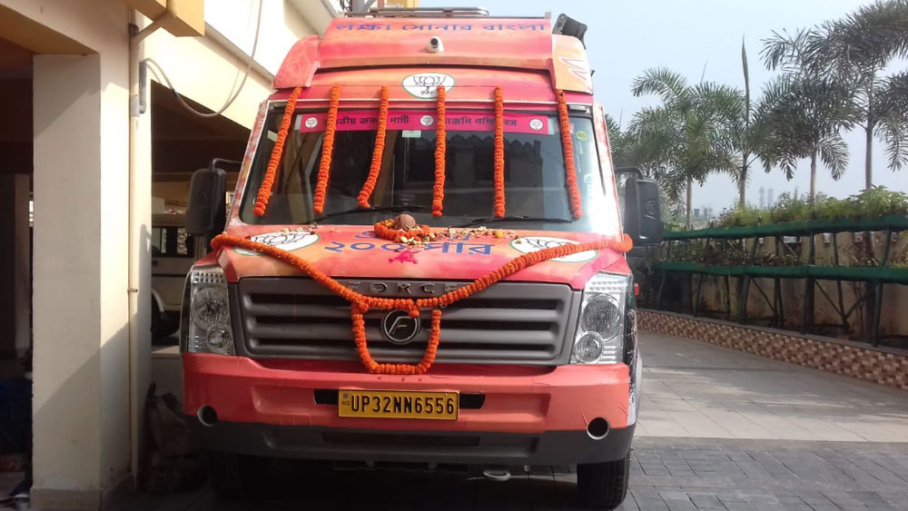 চোখে পড়েছে স্বামী বিবেকানন্দ, নেতাজি সুভাষচন্দ্র বসু, রবীন্দ্রনাথ ঠাকুর, অরবিন্দ ঘোষ, রামকৃষ্ণ, শ্যামাপ্রসাদ মুখোপাধ্যায়, ঈশ্বরচন্দ্র বিদ্যাসাগর এবং বঙ্কিমচন্দ্র চট্টোপাধ্যায়র সারি দেওয়া ছবিও। ছবির নীচে রবীন্দ্রনাথের লেখা বিখ্যাত লাইন, ‘চিত্ত যেথা ভয়শূন্য, উচ্চ যেথা শির’। এ ছাড়াও হাওড়া ব্রিজ, দক্ষিণেশ্বর মন্দির, রয়্যাল বেঙ্গল টাইগারের ছবিও চোখে পড়েছে গাড়িটির গায়ে।