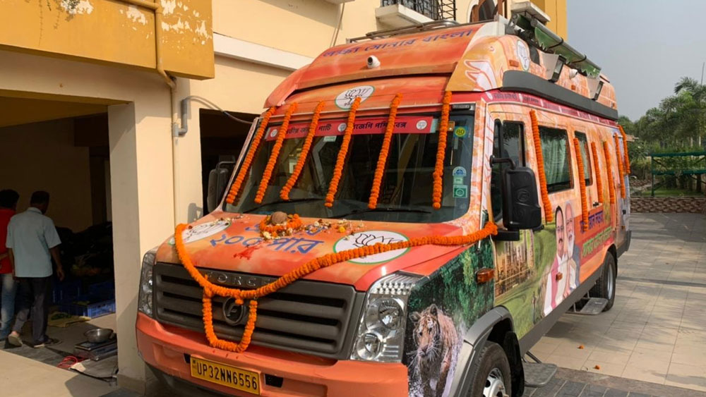 দিলীপের এই নয়া গাড়িতেও সেই ব্যবস্থা রয়েছে। তবে নজরকাড়া প্রযুক্তি রয়েছে তার জন্য। গাড়িতে একটি এলিভেটেড প্ল্যাটফর্ম রয়েছে, যা আসলে লিফটের মতো কাজ করবে। তার উপর দাঁড়ালেই, সেটি একদম গাড়ির ছাদে গিয়ে পৌঁছবে। সেখান থেকে জনতার উদ্দেশে হাত নাড়তে পারবেন নেতারা। রয়েছে মাইকের ব্যবস্থাও। ফলে চলন্ত গাড়িতে দাঁড়িয়েই বক্তৃতা করা যাবে। 