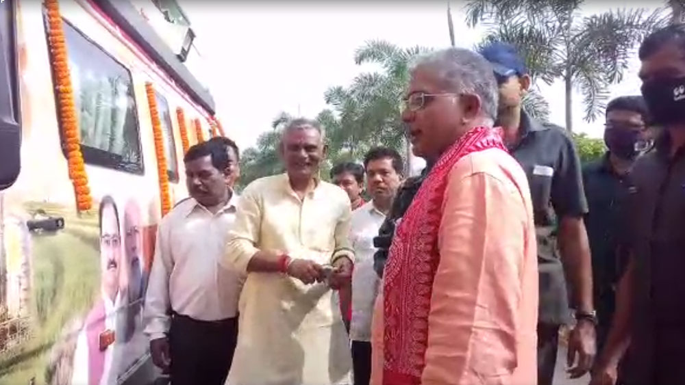 দিলীপ যে গাড়িটি প্রচারের জন্য তৈরি করিয়েছেন সেটি ভারতীয় সংস্থা ফোর্স মোটর্সের। ১৯৫৮ থেকে ২০০৫ সাল পর্যন্ত ওই সংস্থা বজাজ টেম্পো মোটোর্স নামে পরিচিত ছিল কারণ বচরাজ ট্রেডিং লিমিটেড এবং জার্মানির টেম্পোর যৌথ উদ্যোগে সেটি চালু হয়েছিল।