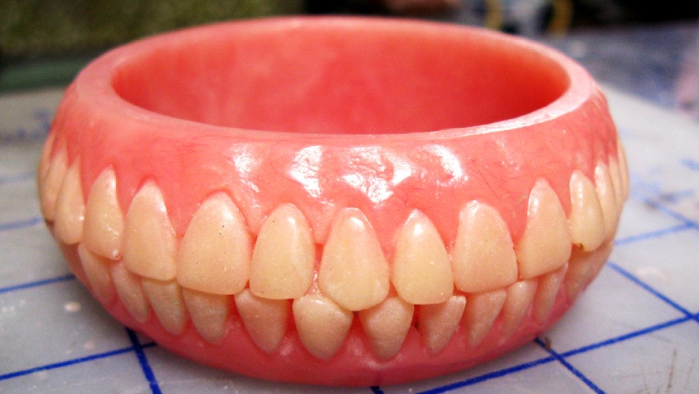 দাঁতের চেহারার ব্রেসলেট।