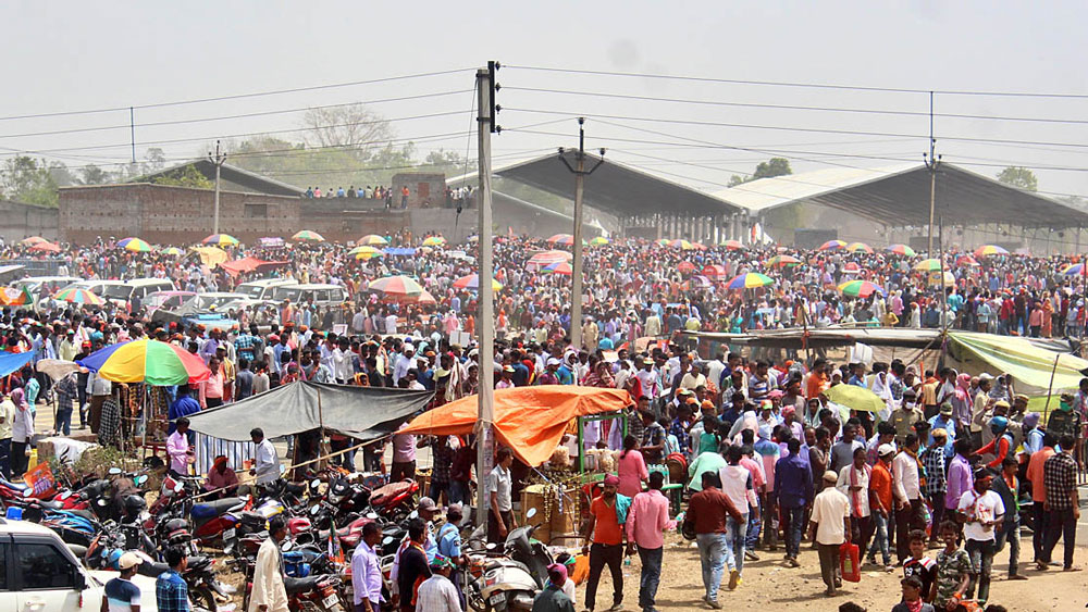 সময় দুপুর ১২.১৯। সভায় বক্তব্য রাখছেন প্রধানমন্ত্রী নরেন্দ্র মোদী। ভিড় ভাঙড়ার সভাস্থলের বাইরেও। বৃহস্পতিবার। 