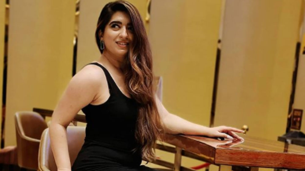 পরে অবশ্য তাঁর বিরুদ্ধেও পাল্টা মামলা করেছেন অভিযুক্ত ডেলিভারি বয় কামরাজ। কামরাজের পাল্টা অভিযোগ, চন্দ্রাণীই নাকি তাঁকে জুতোপেটা করেন, মারধর করে তাড়িয়ে দেন।