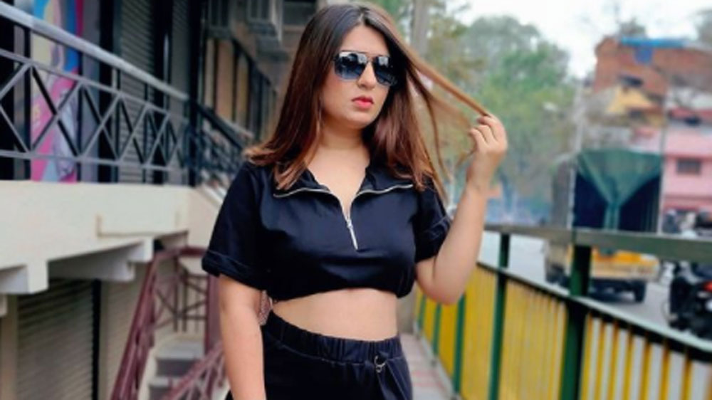 হিতেশা বেঙ্গালুরুর বাসিন্দা। তিনি পেশায় একজন মডেল।