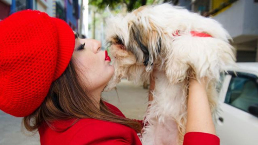 এর বাইরে তাঁর আরও একটা পরিচয় রয়েছে। তিনি একজন লেখকও।