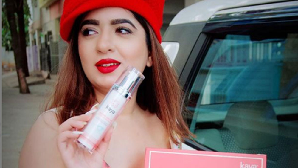 নেটমাধ্যমের পাতায় খুবই সক্রিয় হিতেশা। ফেসবুক, ইনস্টাগ্রাম, টুইটারে একাধিক ভিডিয়ো শেয়ার করেন তিনি।