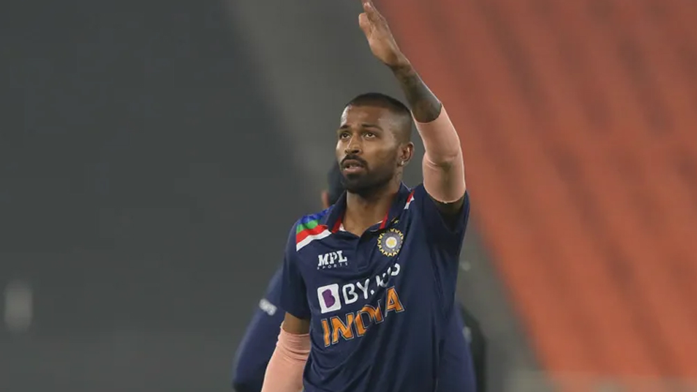 হার্দিক পাণ্ড্য: এমন হার্দিককেই প্রয়োজন দলের। বল এবং ব্যাট হাতে যে ত্রাস হয়ে উঠতে পারে প্রতিপক্ষের। চতুর্থ ম্যাচে নতুন বলে শুরু করেন তিনিই। নিলেন দুটো উইকেটও।