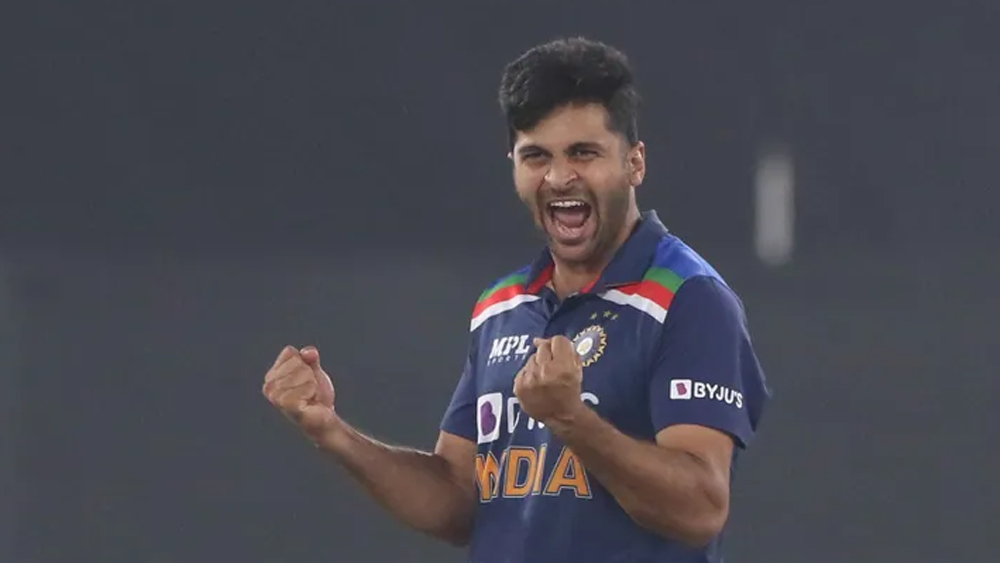 শার্দূল ঠাকুর: চতুর্থ ম্যাচের সফলতম বোলার তিনিই। ৪ ওভারে নেন ৩ উইকেট। শার্দূলের কম গতির বল বেশ বিপদে ফেলছে ইংল্যান্ডকে।