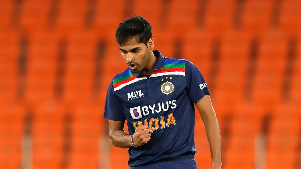 ভুবনেশ্বর কুমার: খুব যে ভয়ঙ্কর হয়ে উঠছেন তেমন নয়, কিন্তু বল ২ দিকেই সুইং করানোর দক্ষতা বেশ কার্যকর। শেষ ম্যাচে মেডেন ওভার দিয়ে শুরু করেছিলেন তিনি। পান একটি উইকেটও।